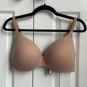 Victoria’s Secret “Incredible” lined perfect coverage bra in great shape! 34DDD